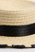 Sombrero crema claro con borde colorido en contraste