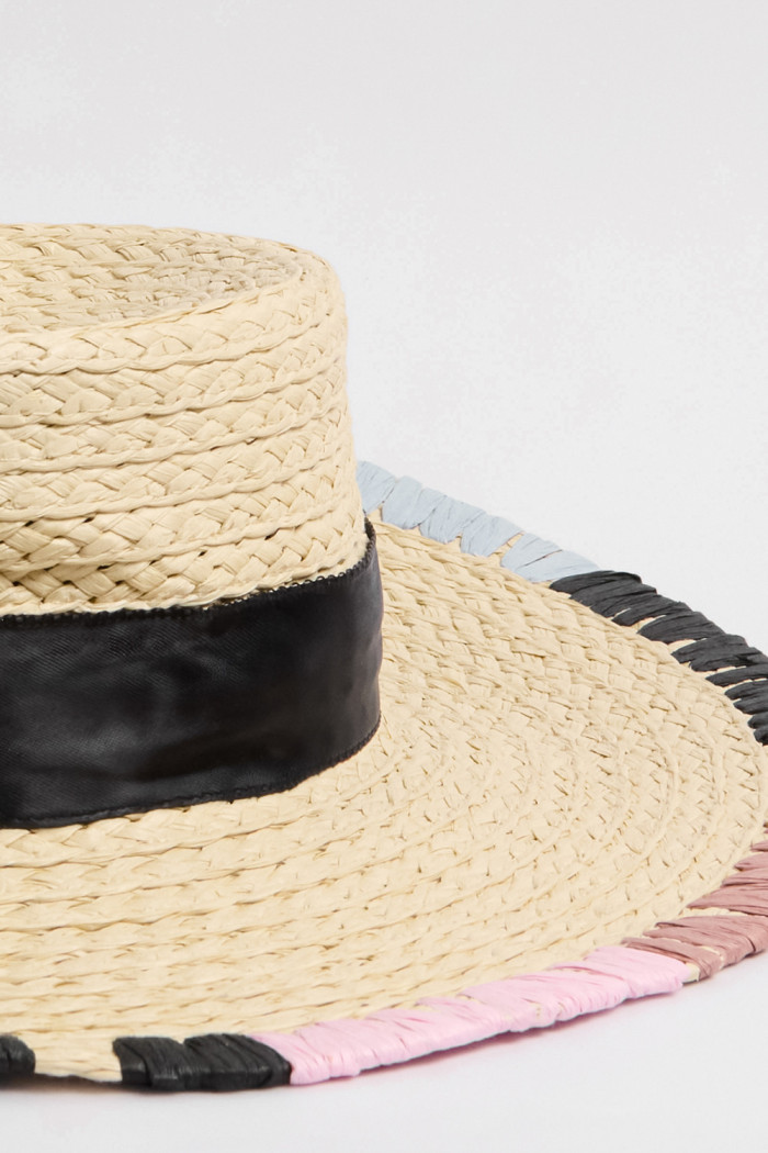 Sombrero crema claro con borde colorido en contraste