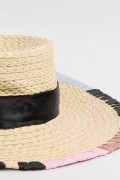 Sombrero crema claro con borde colorido en contraste
