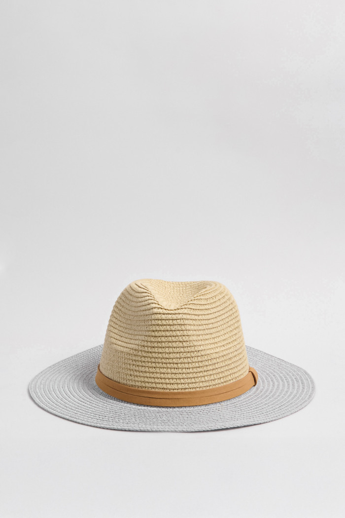 Sombrero Panamá crema claro con ala plana en contraste