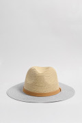 Sombrero Panamá crema claro con ala plana en contraste