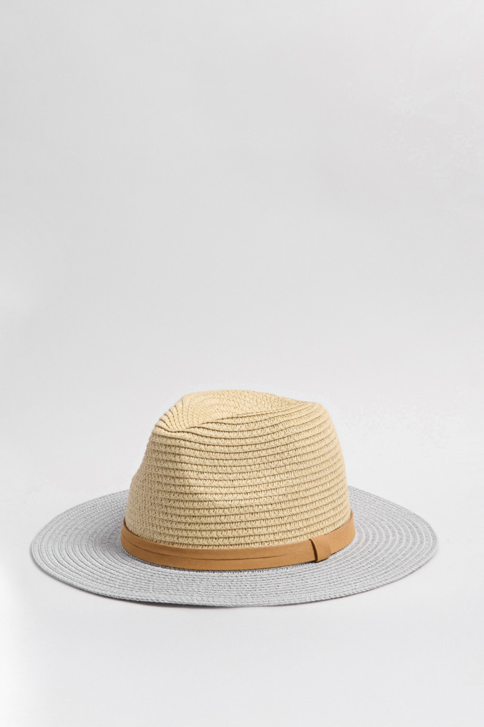 Sombrero Panamá crema claro con ala plana en contraste
