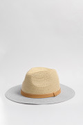 Sombrero Panamá crema claro con ala plana en contraste
