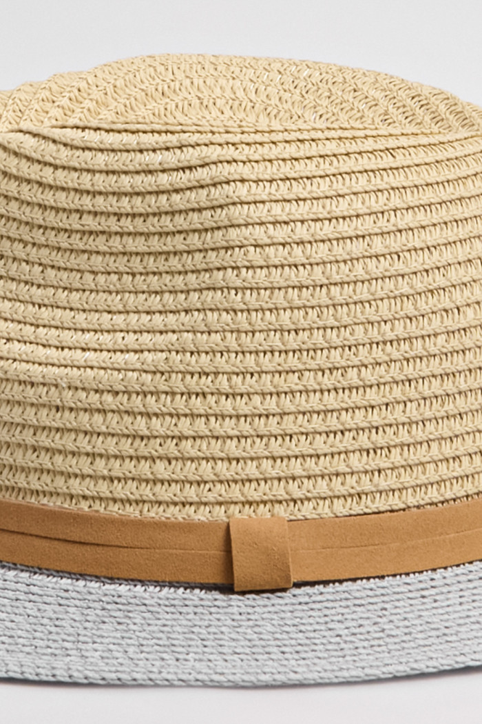 Sombrero Panamá crema claro con ala plana en contraste