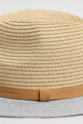 Sombrero Panamá crema claro con ala plana en contraste