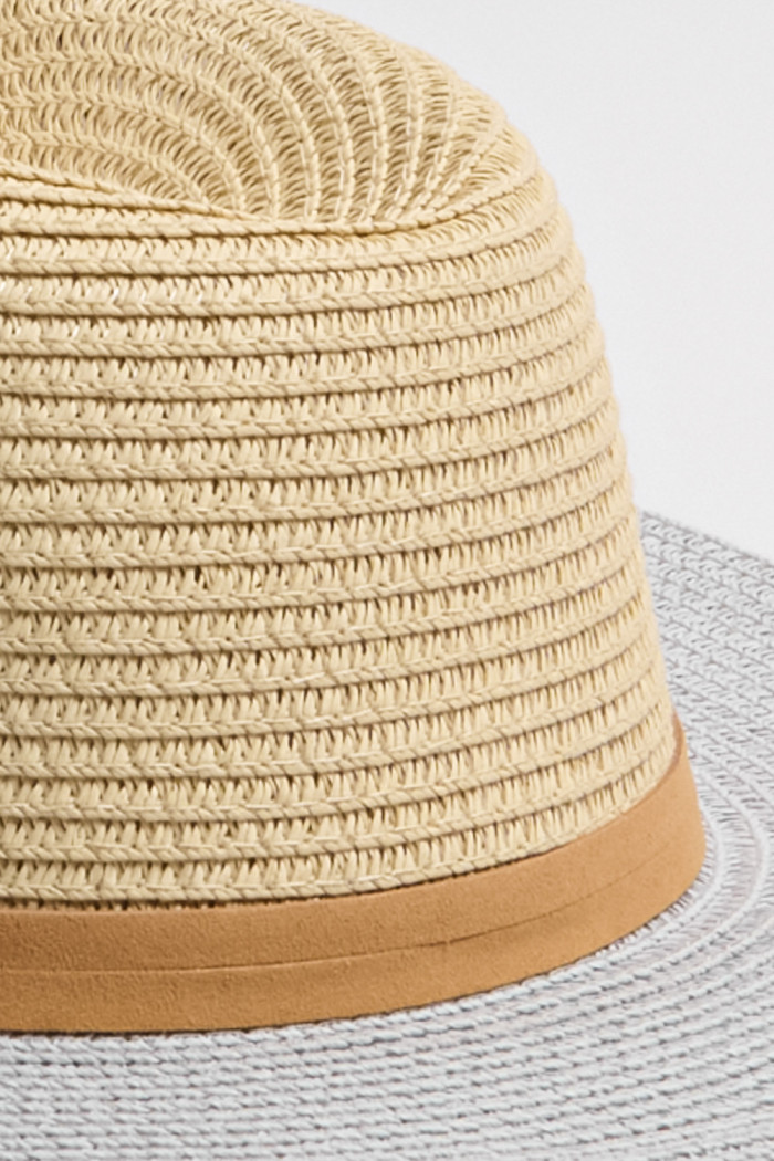 Sombrero Panamá crema claro con ala plana en contraste