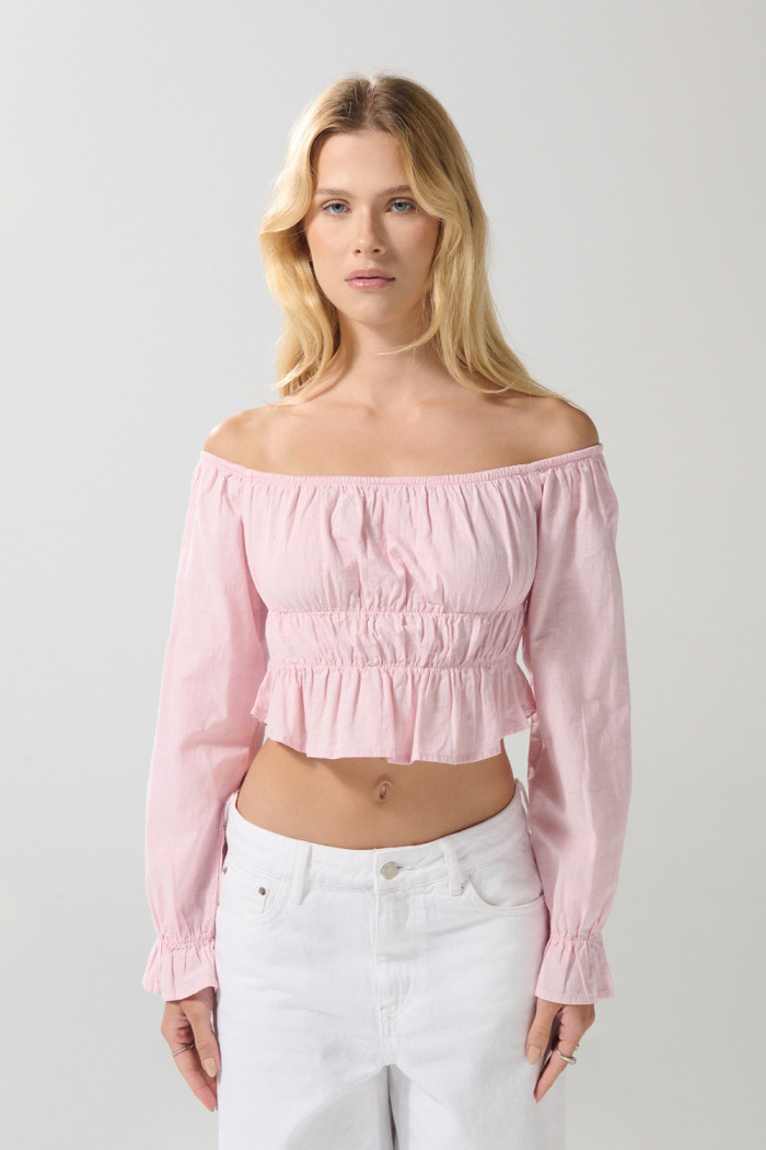 Blusa rosada clara manga larga con hombros descubiertos