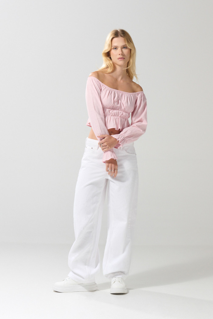 Blusa rosada clara manga larga con hombros descubiertos