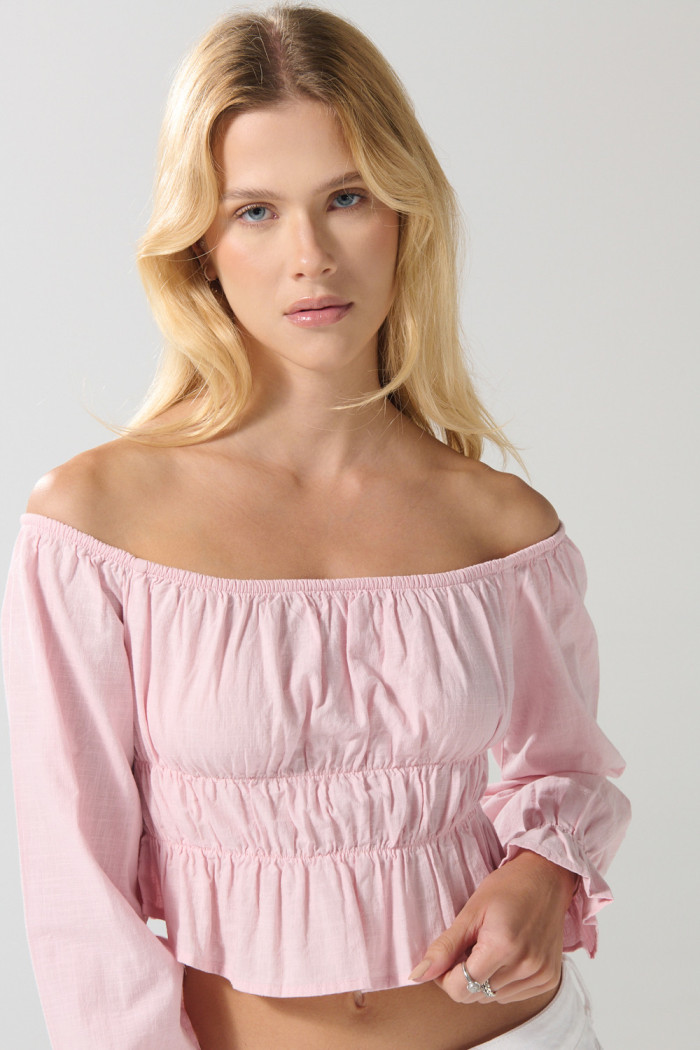 Blusa rosada clara manga larga con hombros descubiertos