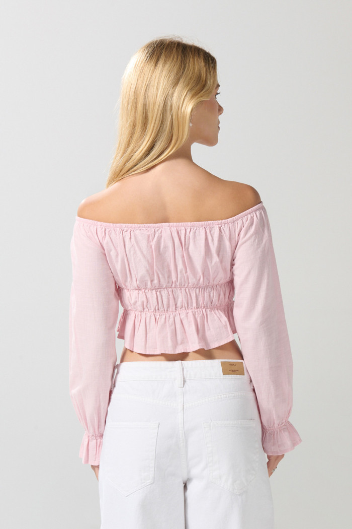 Blusa rosada clara manga larga con hombros descubiertos
