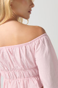 Blusa rosada clara manga larga con hombros descubiertos