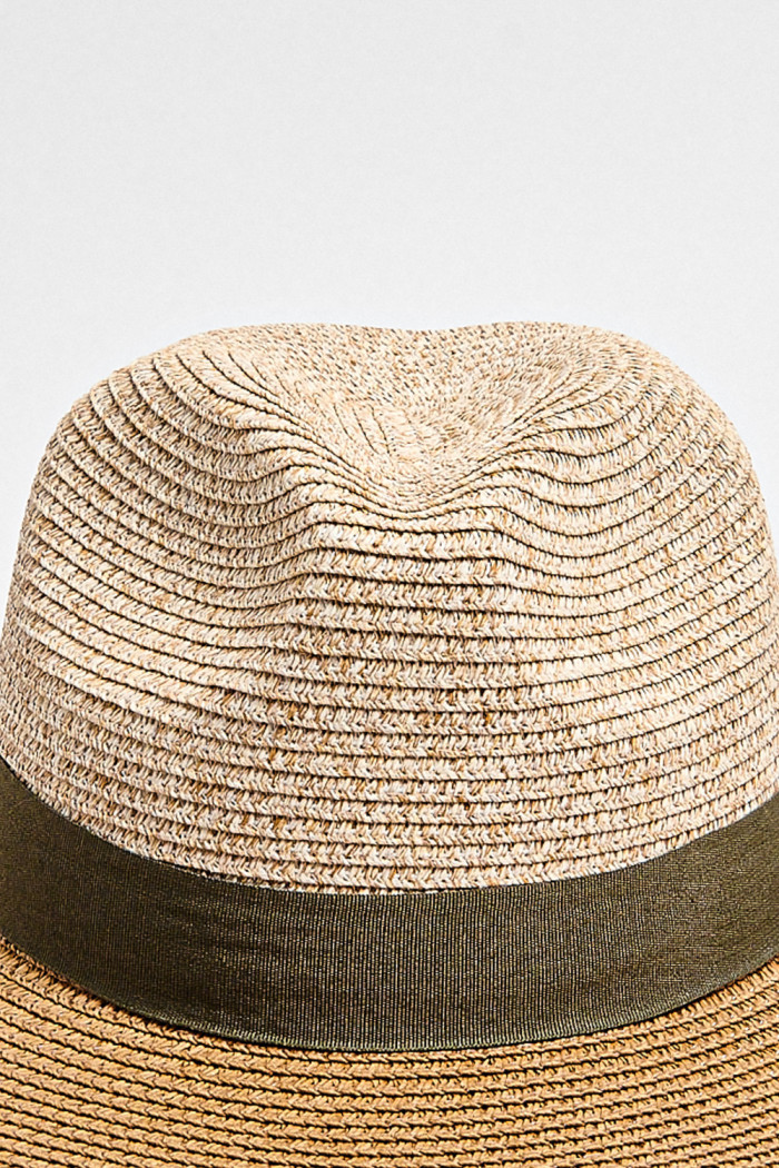 Sombrero café claro trenzado con cinta en contraste
