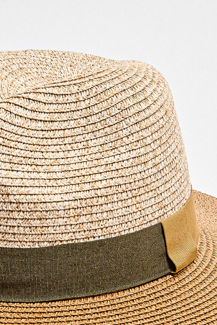 Sombrero café claro trenzado con cinta en contraste