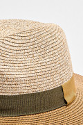 Sombrero café claro trenzado con cinta en contraste
