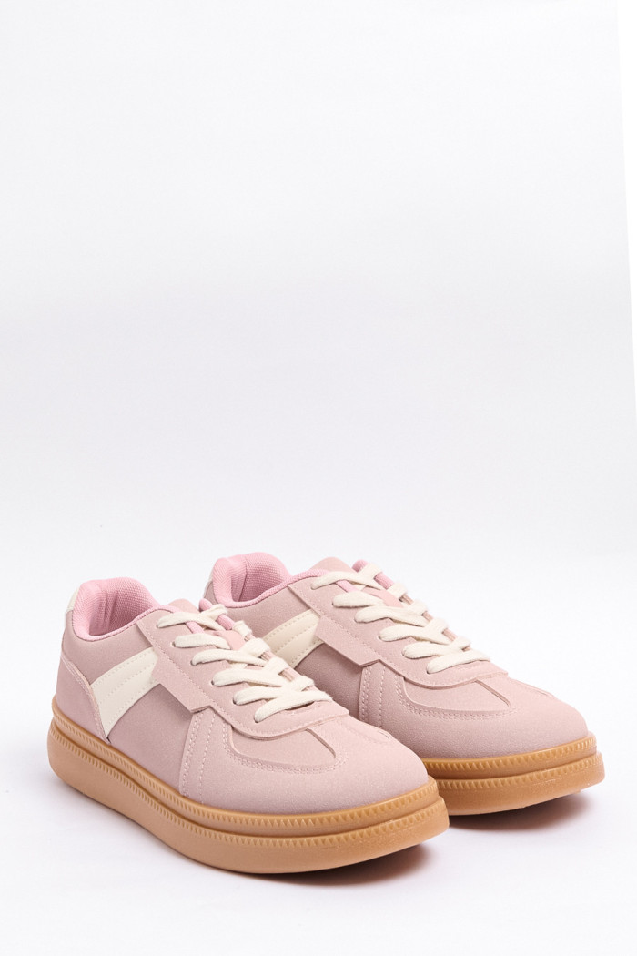 Tenis casuales unicolores con cortes y suelas planas