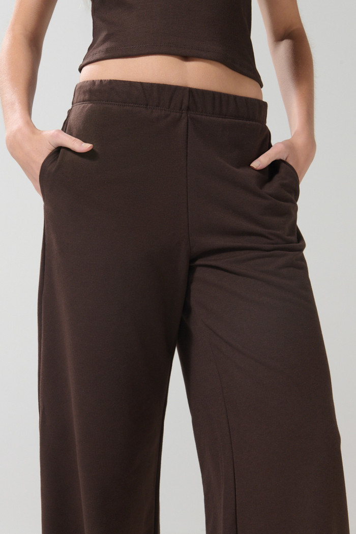 Pantalón unicolor jogger con bota recta en tela gruesa