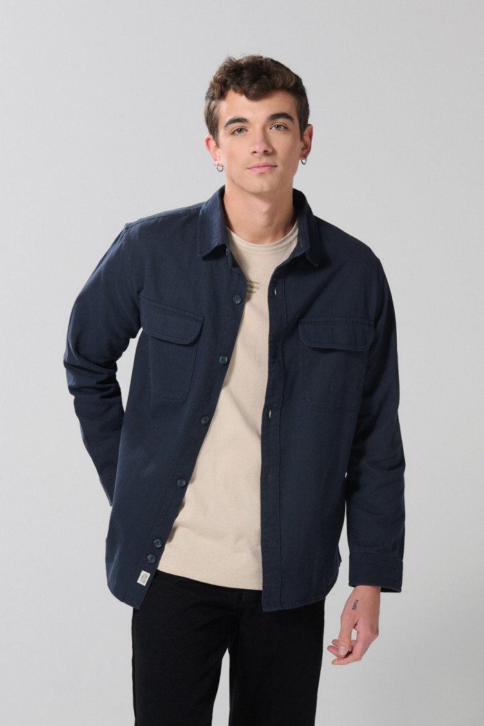 Sobrecamisa unicolor con doble bolsillo y botones