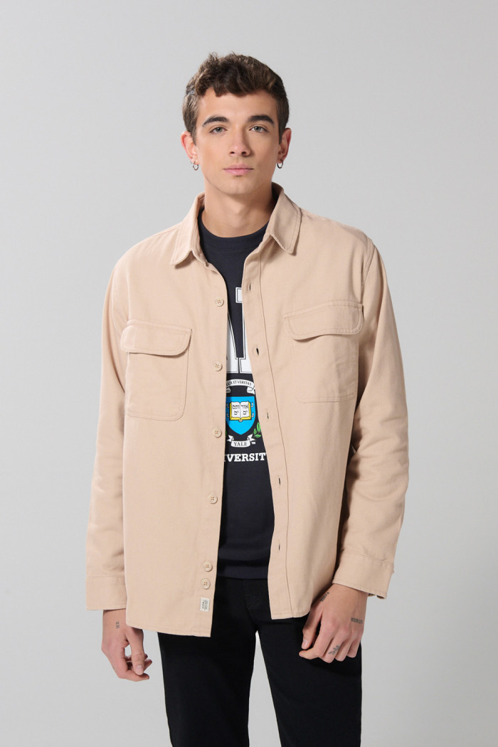 Sobrecamisa unicolor con doble bolsillo y botones