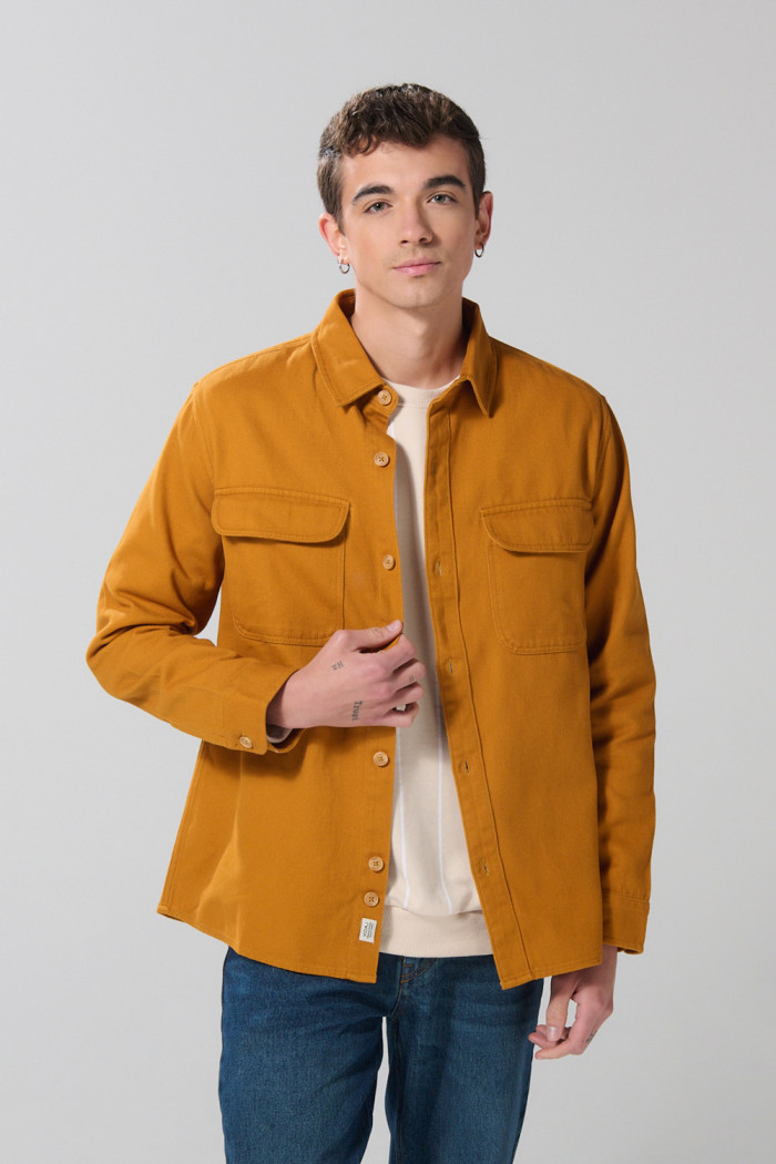 Sobrecamisa unicolor con doble bolsillo y botones