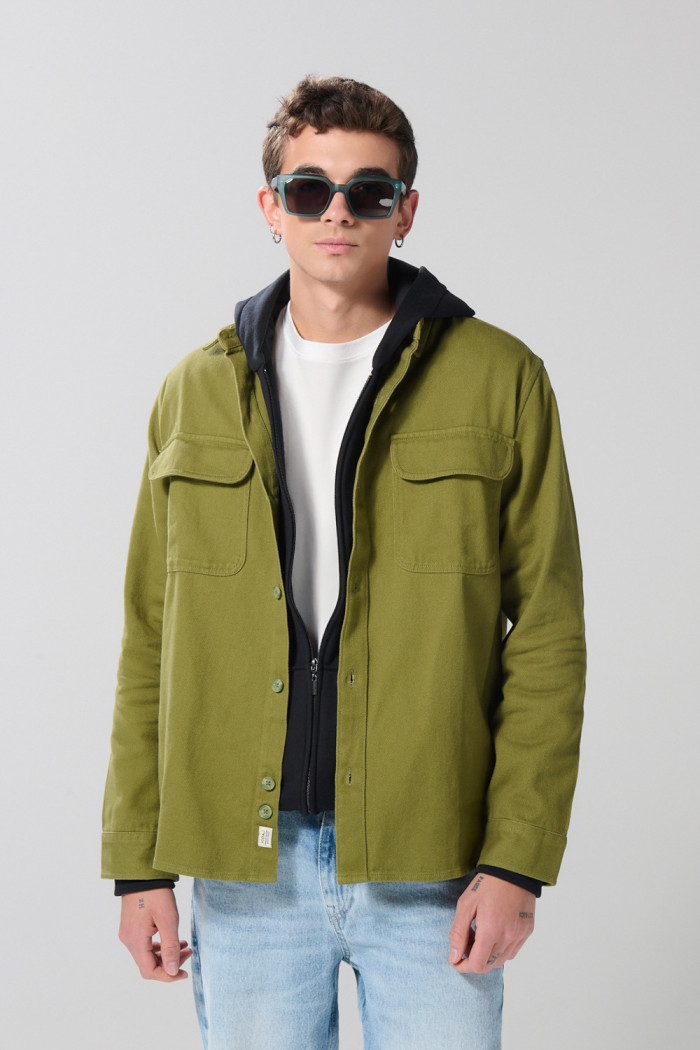 Sobrecamisa unicolor con doble bolsillo y botones