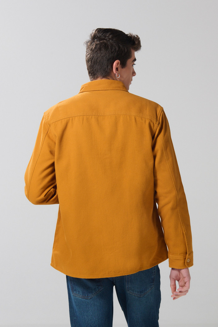 Sobrecamisa unicolor con doble bolsillo y botones