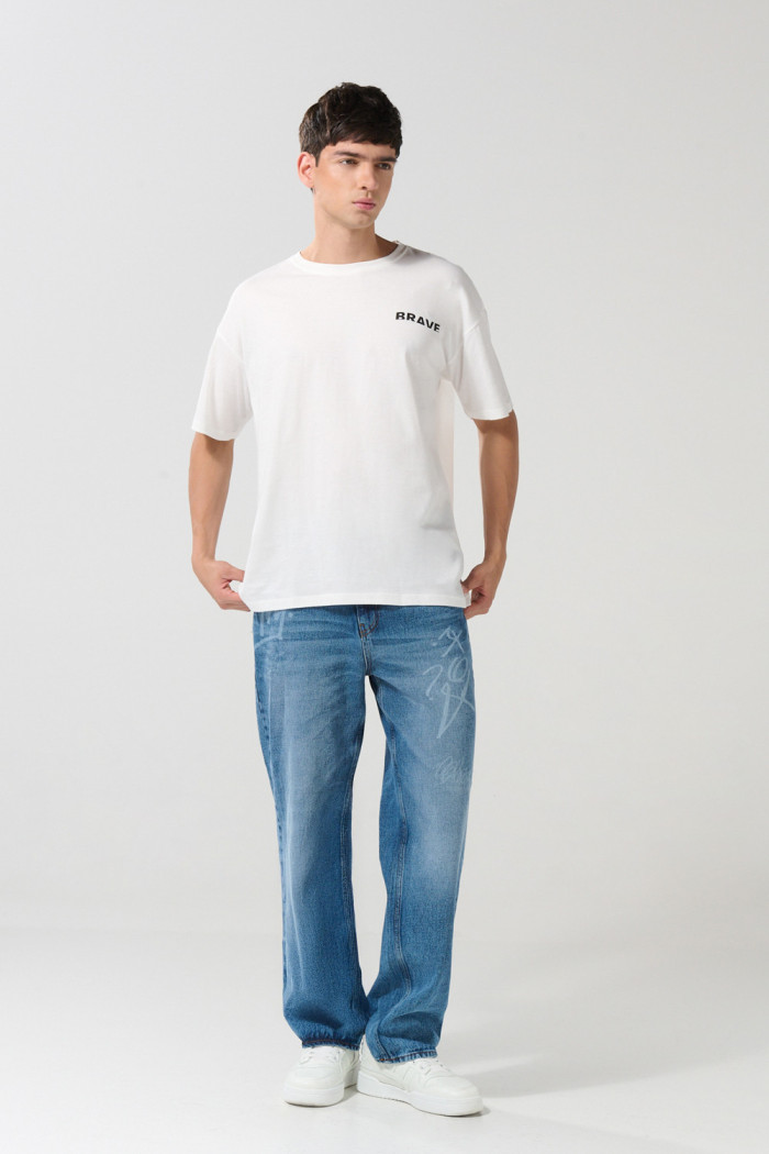 Camiseta cuello redondo unicolor oversize con estampados