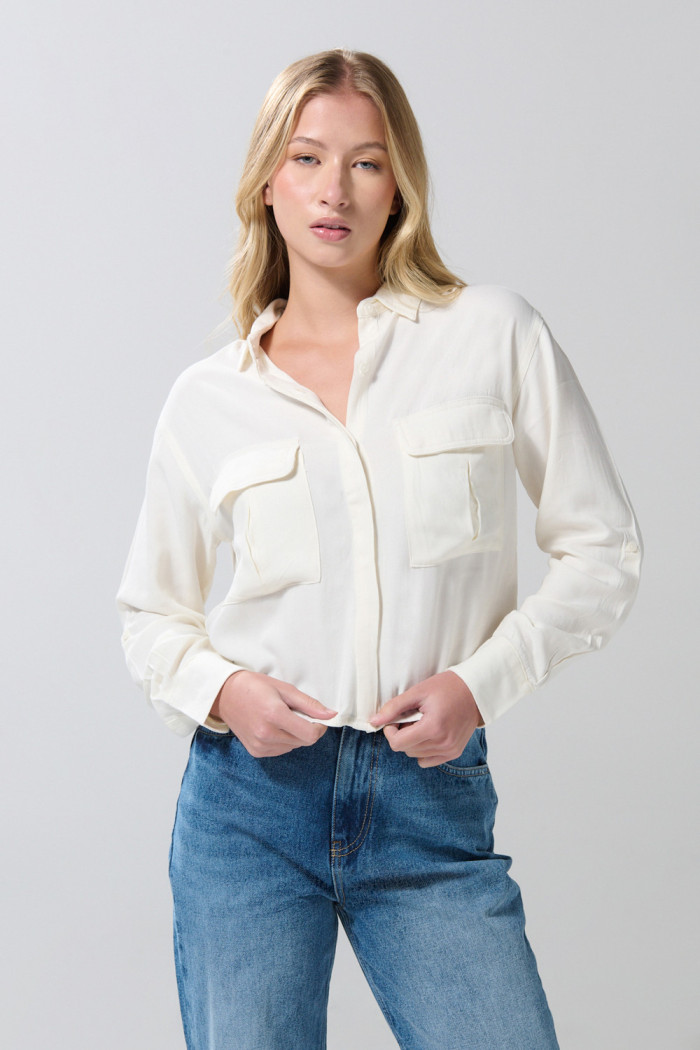 Blusa unicolor crop top manga larga con bolsillos