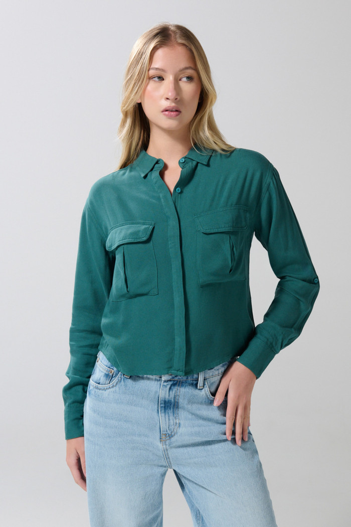 Blusa unicolor crop top manga larga con bolsillos
