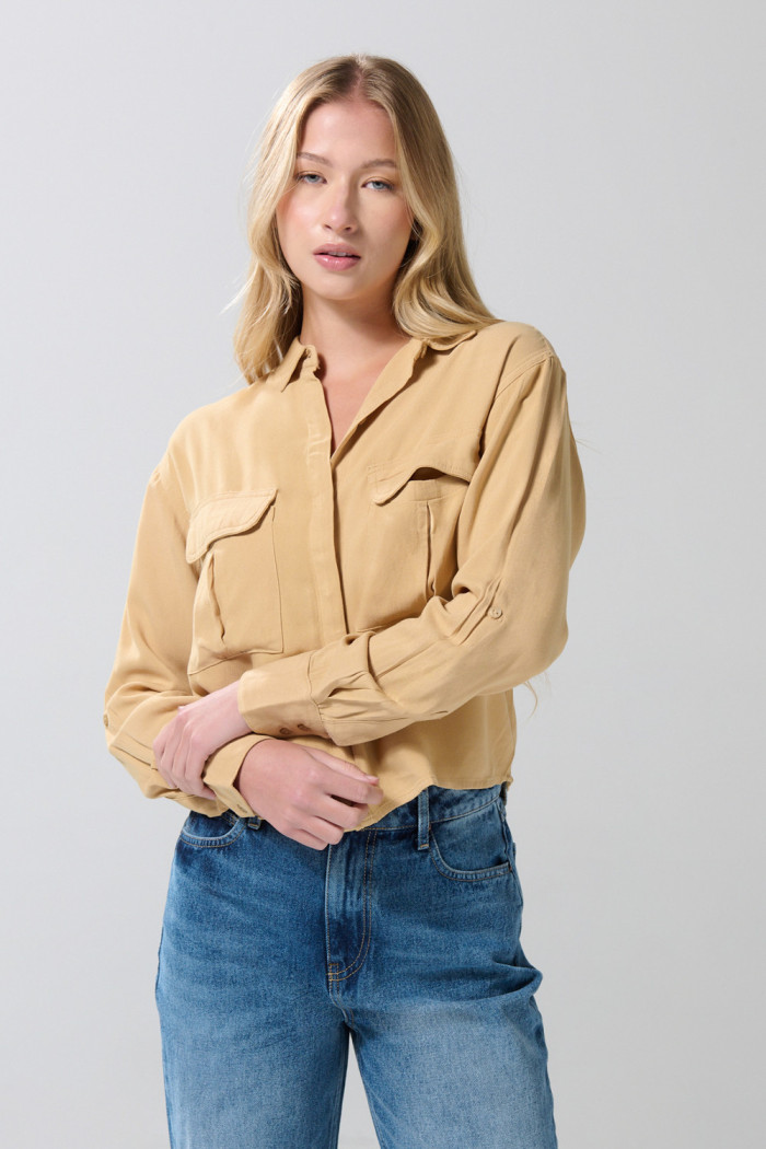 Blusa unicolor crop top manga larga con bolsillos