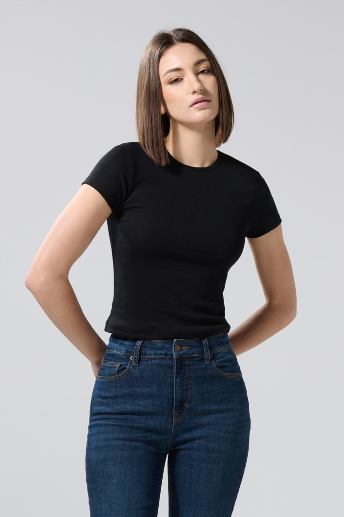 Camiseta en rib ajustada con manga corta unicolor