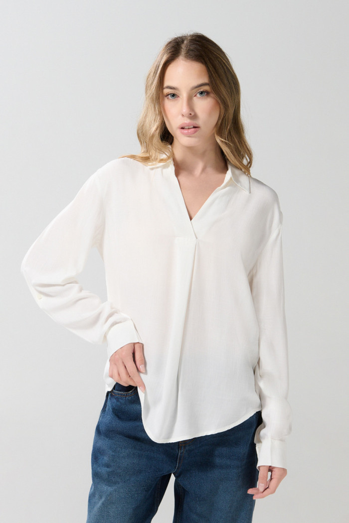 Blusa manga larga unicolor con prense delantero