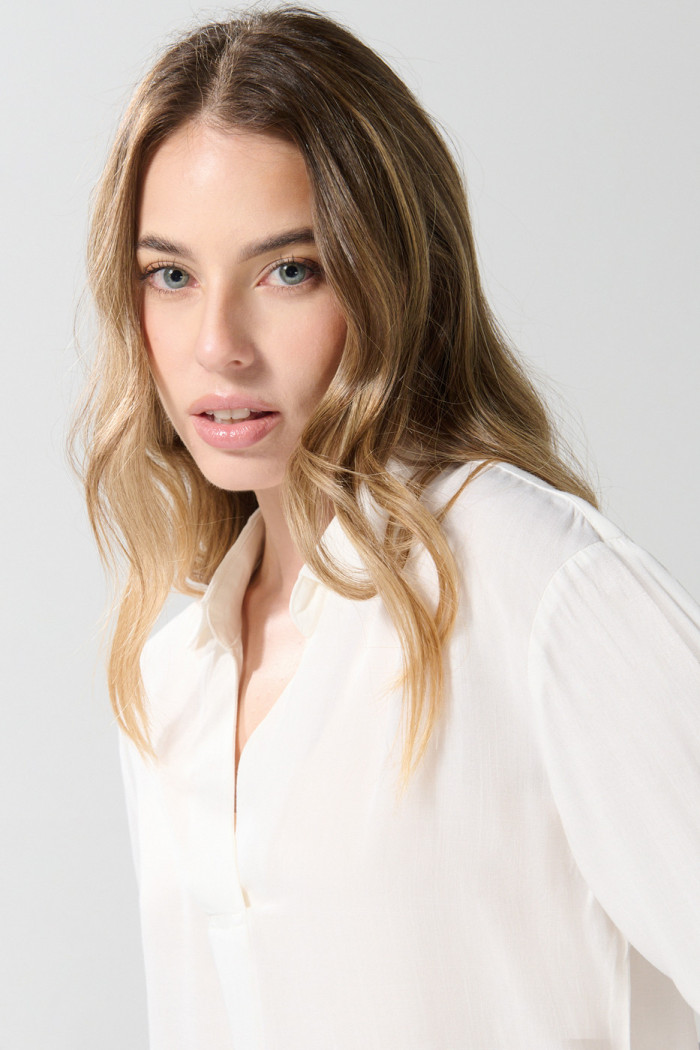 Blusa manga larga unicolor con prense delantero