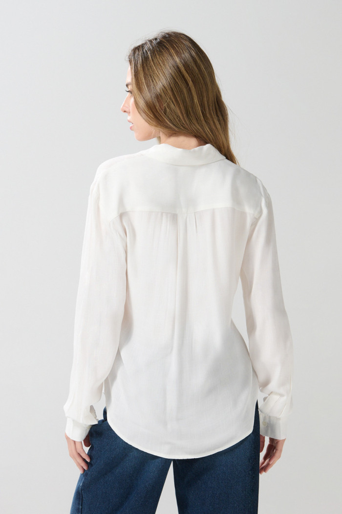 Blusa manga larga unicolor con prense delantero