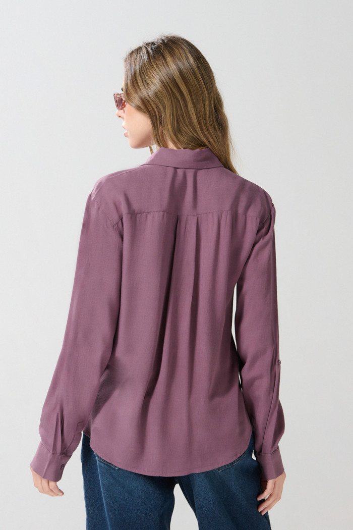 Blusa manga larga unicolor con prense delantero