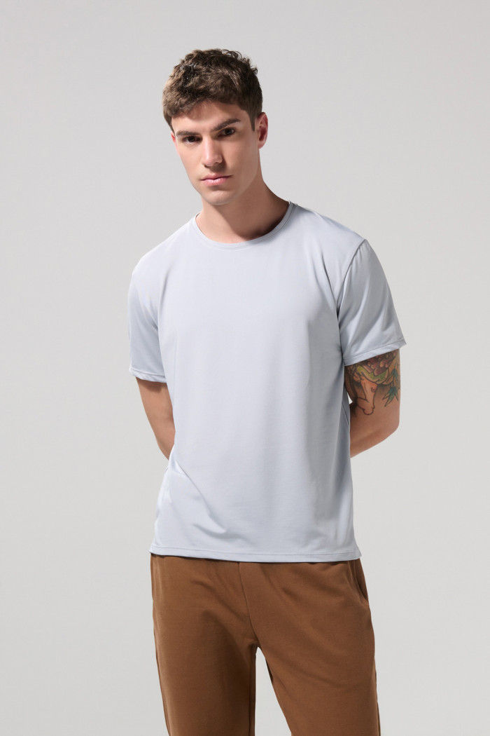 Camiseta en poliéster unicolor ajustada con cuello redondo
