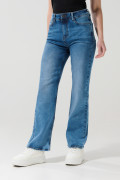 Jean azul straight leg con bota recta, desgastes y tiro alto