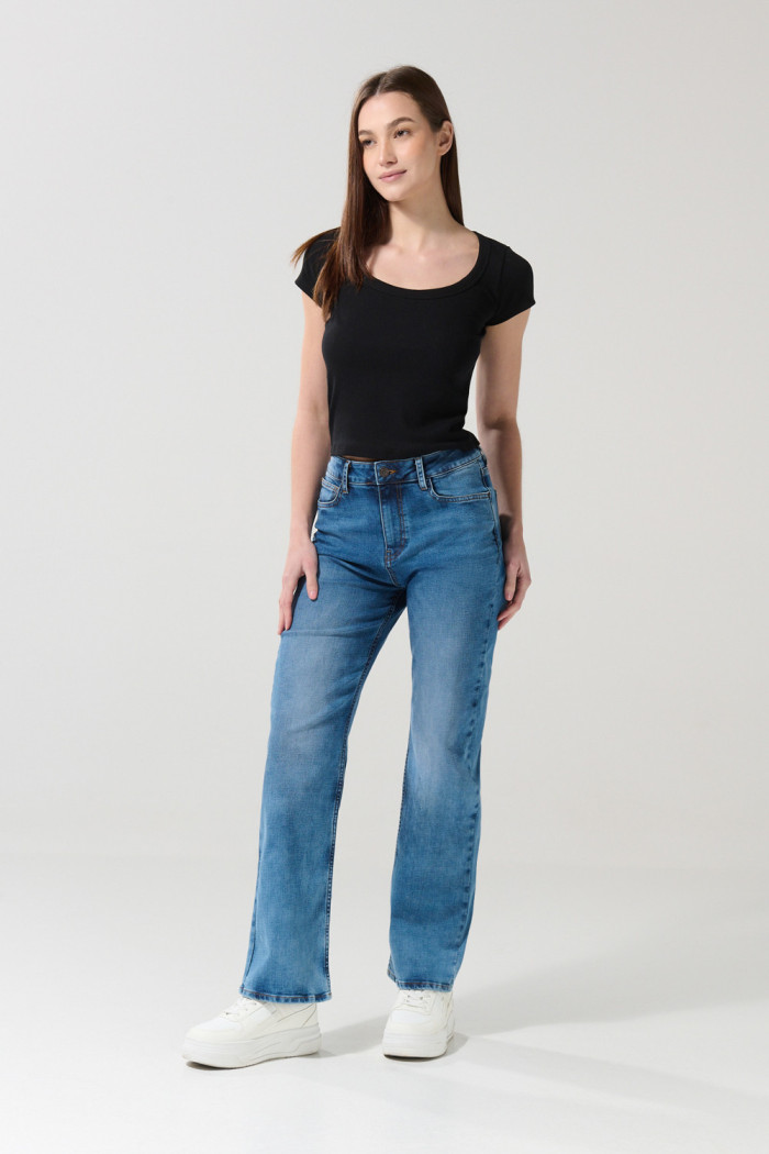 Jean azul straight leg con bota recta, desgastes y tiro alto