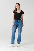Jean azul straight leg con bota recta, desgastes y tiro alto
