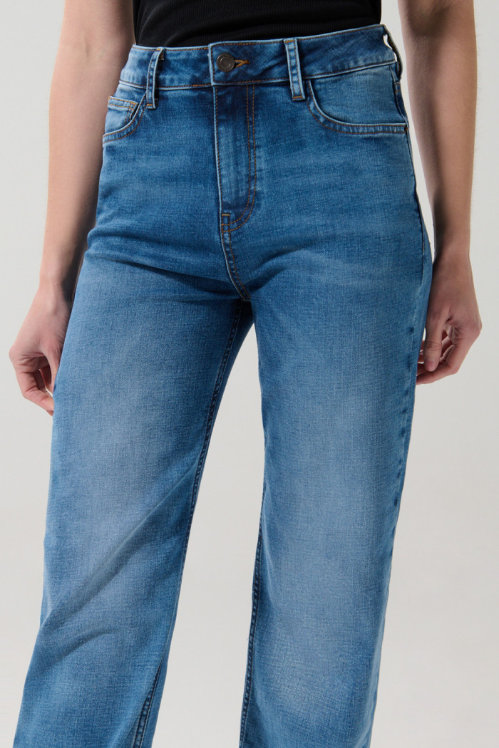 Jean azul straight leg con bota recta, desgastes y tiro alto