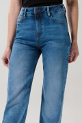 Jean azul straight leg con bota recta, desgastes y tiro alto