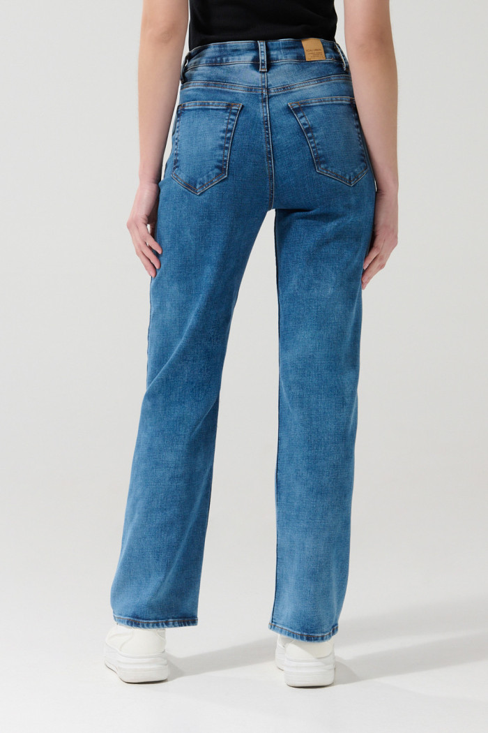 Jean azul straight leg con bota recta, desgastes y tiro alto