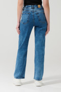 Jean azul straight leg con bota recta, desgastes y tiro alto