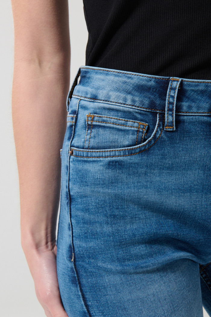 Jean azul straight leg con bota recta, desgastes y tiro alto