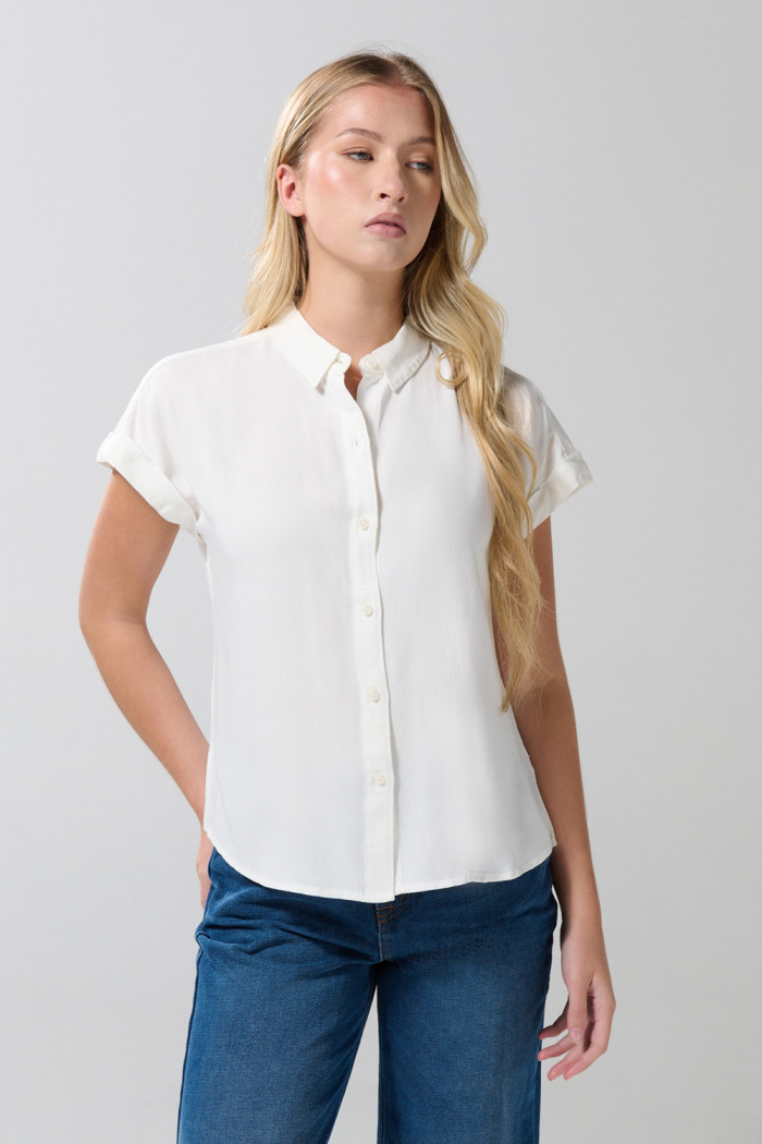 Blusa con manga corta, botones y cuello camisero unicolor