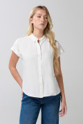 Blusa con manga corta, botones y cuello camisero unicolor