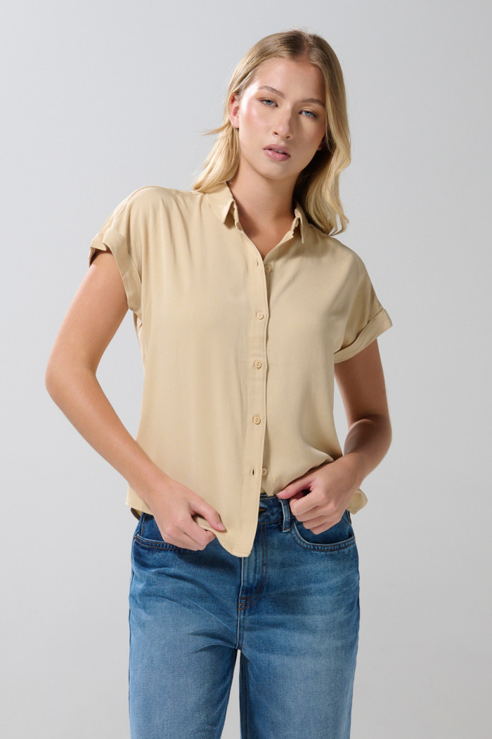 Blusa con manga corta, botones y cuello camisero unicolor