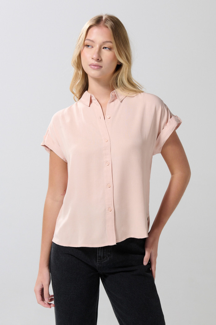 Blusa con manga corta, botones y cuello camisero unicolor