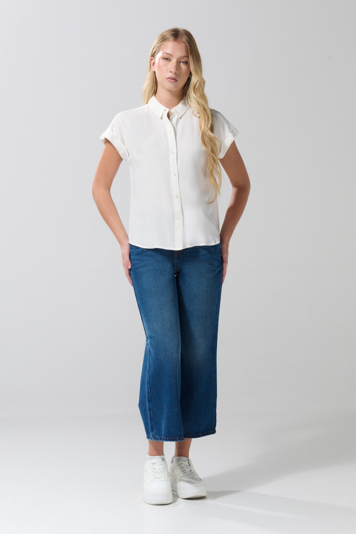Blusa con manga corta, botones y cuello camisero unicolor