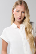 Blusa con manga corta, botones y cuello camisero unicolor