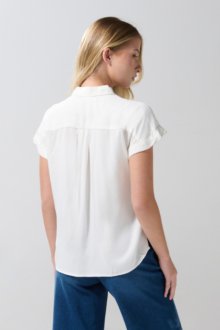 Blusa con manga corta, botones y cuello camisero unicolor